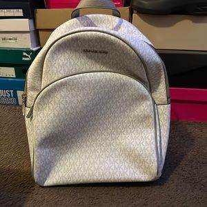 Nice summer white back bag. Brand new without the tags. Never used.